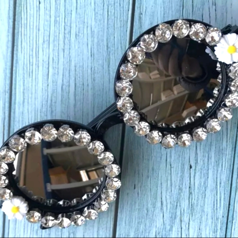 Round Sunglasses w/Sunflower accent